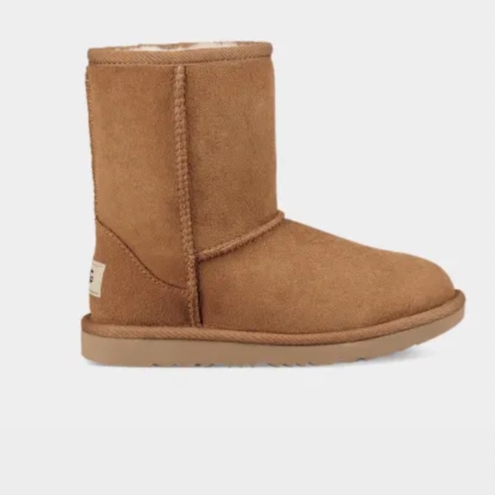 UGGs Kids Classic ll Boots. NIB Chestnut color, kids size US 3